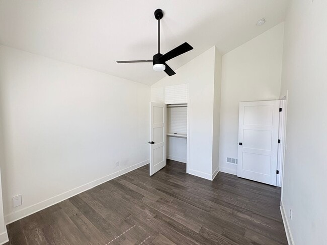 Foto del edificio - 104-106 Oakwood Ct