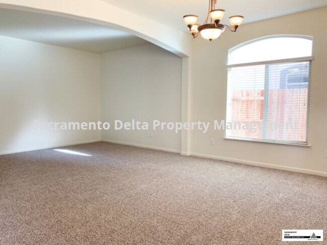 Foto del edificio - Beautiful and Spacious 5 bed/ 3 bath home ...