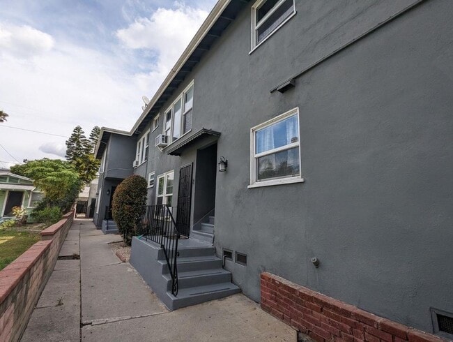Building Photo - 6127 Romaine St
