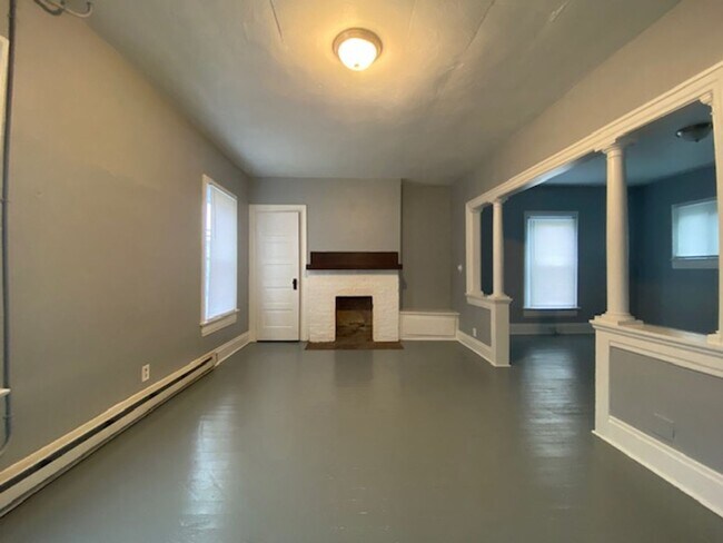Foto del edificio - Two bedroom, one bathroom single home in D...