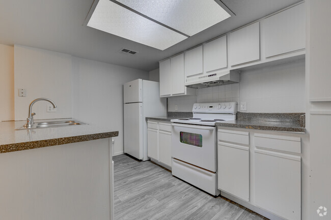 1BR, 1BA - 636SF - Kitchen - Solano Park Apartments