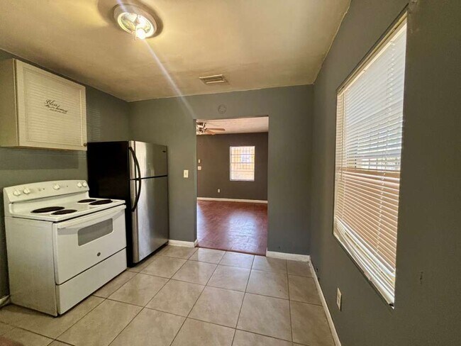 Foto del edificio - 1360 W 21st St