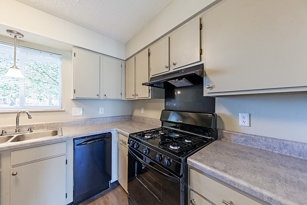 Oakdale Square Apartments / Townhomes Apartments in Bloomington, IN