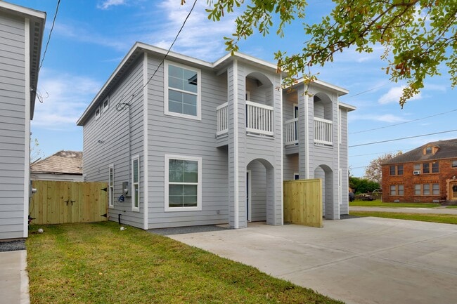 Building Photo - 21 Latham St