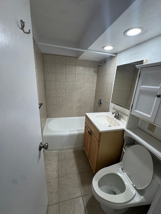 Foto del edificio - 1 Bed 1 Bath with parking near Diamond Head