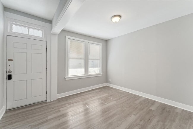 Building Photo - 1020 W 37th St