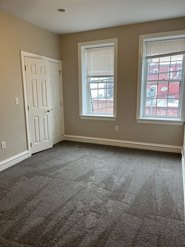 Foto del edificio - Spacious 4 Bedroom House in Southside Flats!