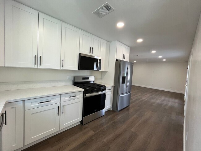 Foto del edificio - Upgraded West Hills 3+2, READY FOR MOVE-IN!