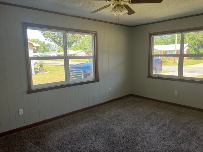 Building Photo - 3 bedrooms - 2 bath Home