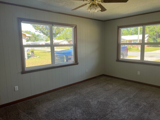 Foto del edificio - 3 bedrooms - 2 bath Home