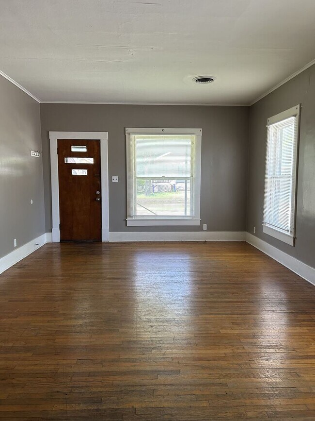 Foto del edificio - Large 3 bedroom 1 bath steps away from PSU Campus!!