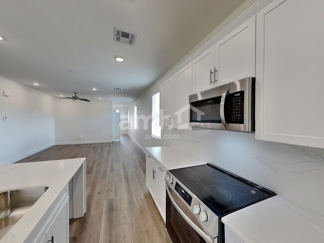 Building Photo - 541 Sacred Lotus Pl