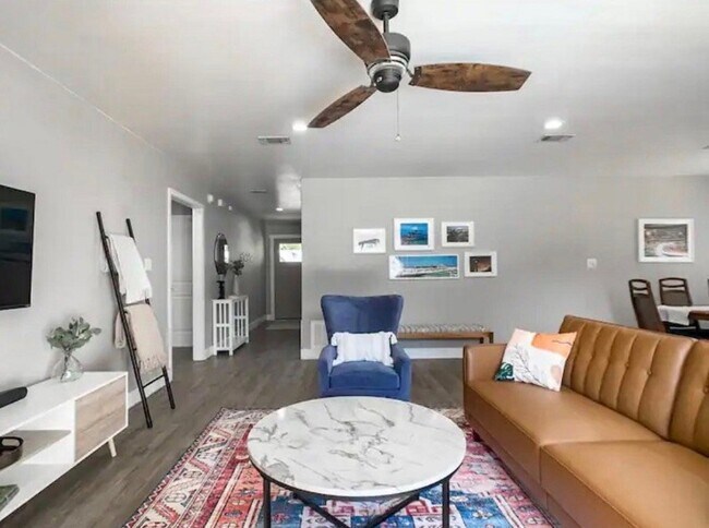 Foto del edificio - 4214 Baywoods Dr