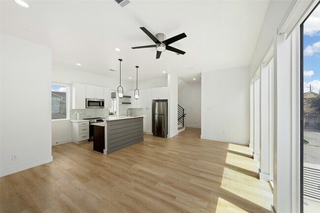 Building Photo - 3012 Delano St