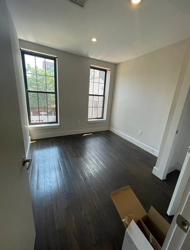 Foto del edificio - 704 DeKalb Ave