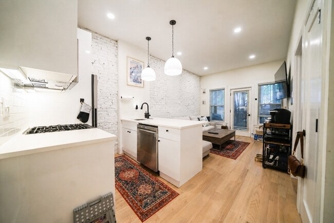 Building Photo - 308 Saratoga St