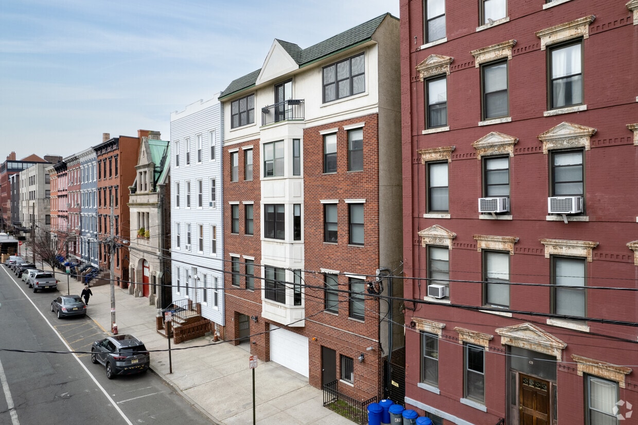 Primary Photo - 416 Grand St