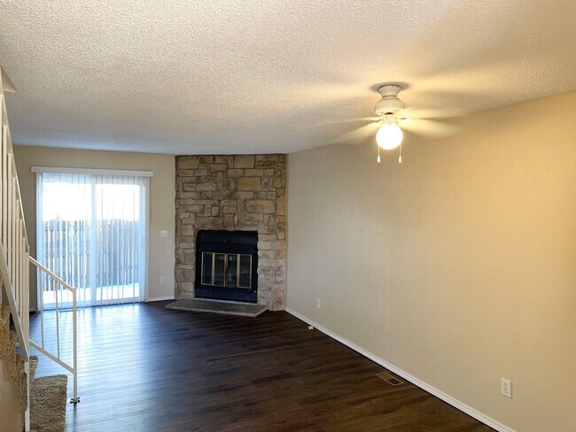Foto del edificio - 2 BEDROOM TOWNHOME IN A PRIME LOCATION!!