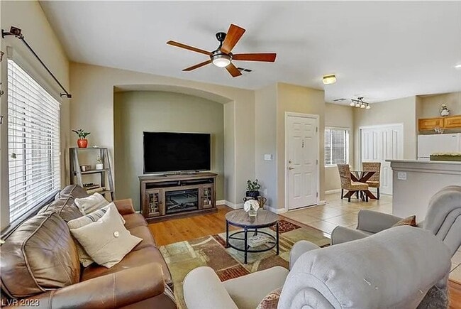 Building Photo - Updated 3BR Townhome w/ Private Yard in Gated-Style Community