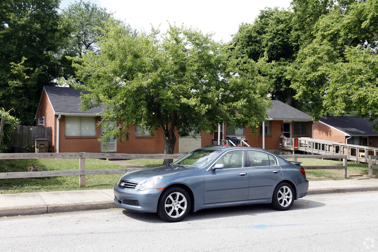 Building Photo - 1301-1305 Wade Ave