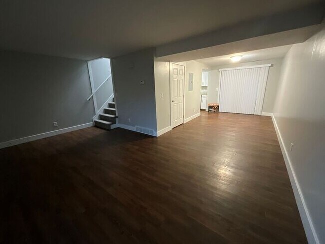 Building Photo - 3 bedroom 1.5 bathroom Duplex