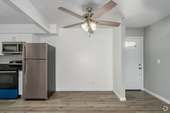 3BR, 2BA - 997SF - Dining Room - Maple Palace Luxury Apartments