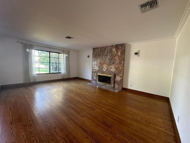 Foto del edificio - 13024 Bloomfield St
