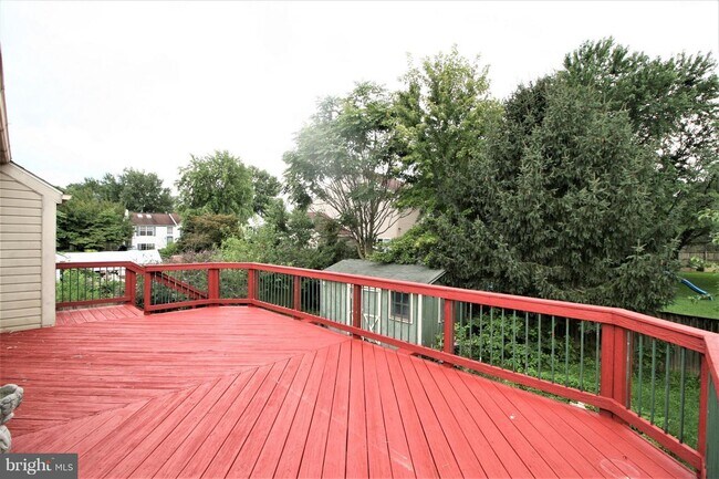 Building Photo - 219 Thames Dr