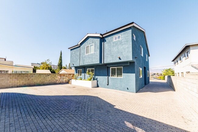 Foto del edificio - Spacious 4-Bedroom, 3-Bath Home – Modern Upgrades & Parking Included