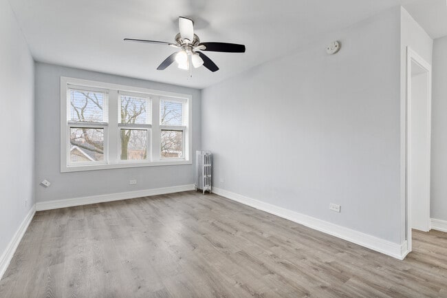 Building Photo - 1521 W Sherwin Ave