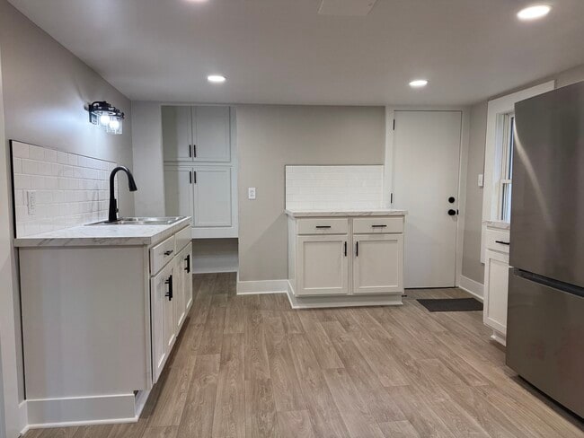 Building Photo - 402 Fernando St NE