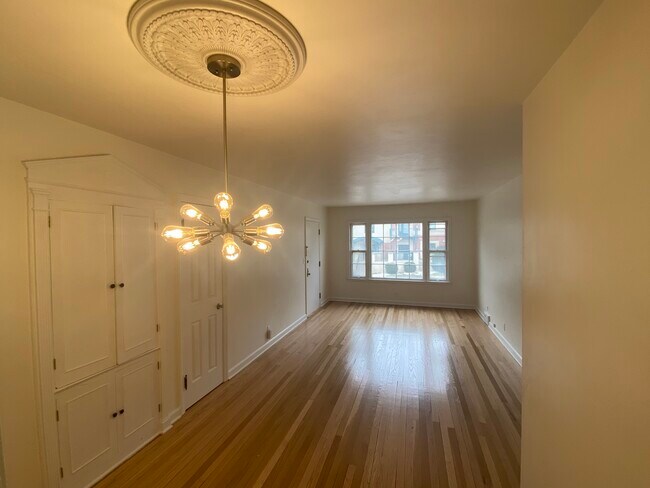 Foto del edificio - 3715 N Oakland Ave