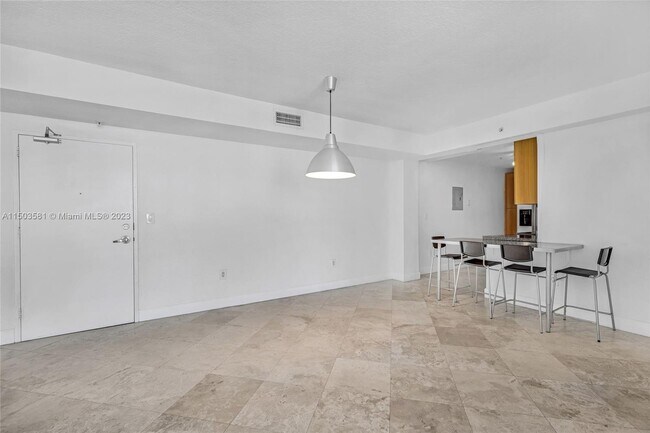 Foto del edificio - 7501 E Treasure Dr