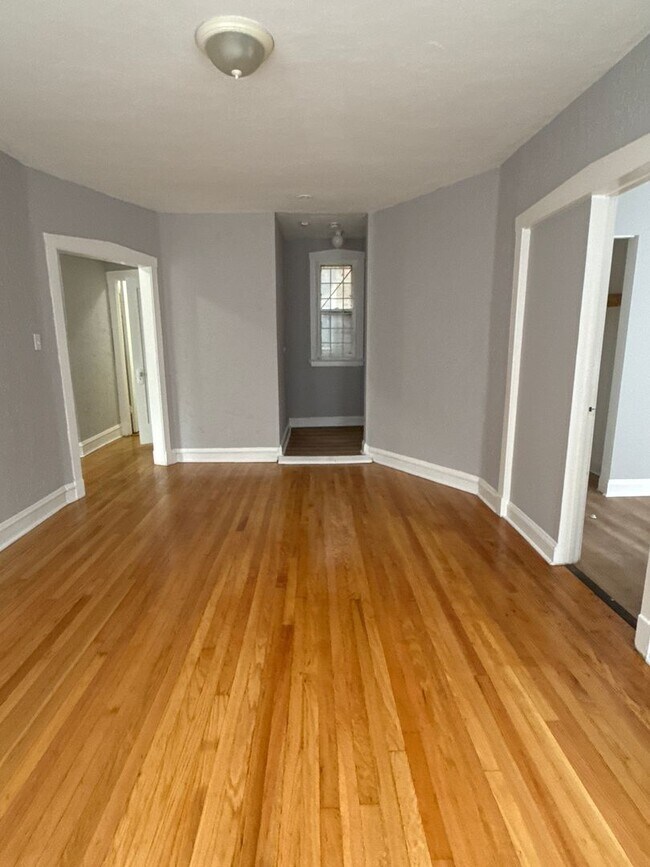 Building Photo - 2 BEDROOM 1 BATHROOM