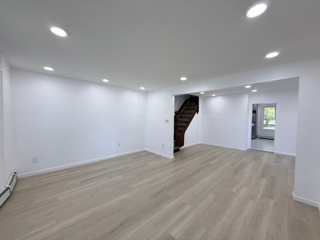 Building Photo - 1069 Mary St