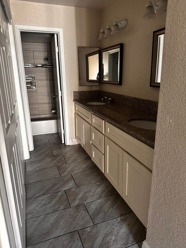 Foto del edificio - 3 bed 2.5 Bathroom Apartment For Rent
