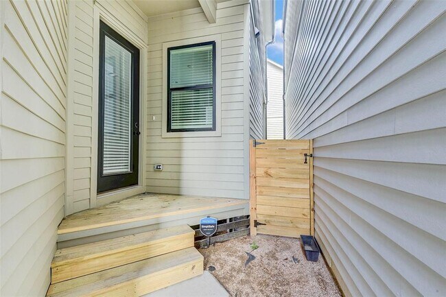 Building Photo - 3505 Oakwood Crest Cv