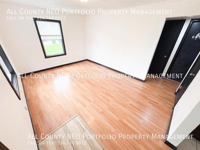 Building Photo - 857 S Waverly St