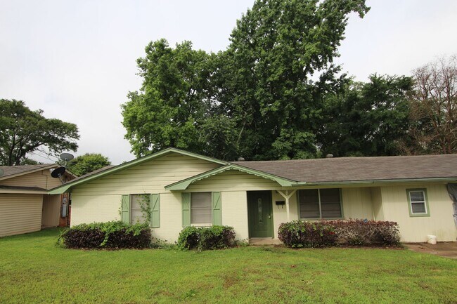 Building Photo - Coming Soon: 4 Bedroom 2 Bath home in Tyler!