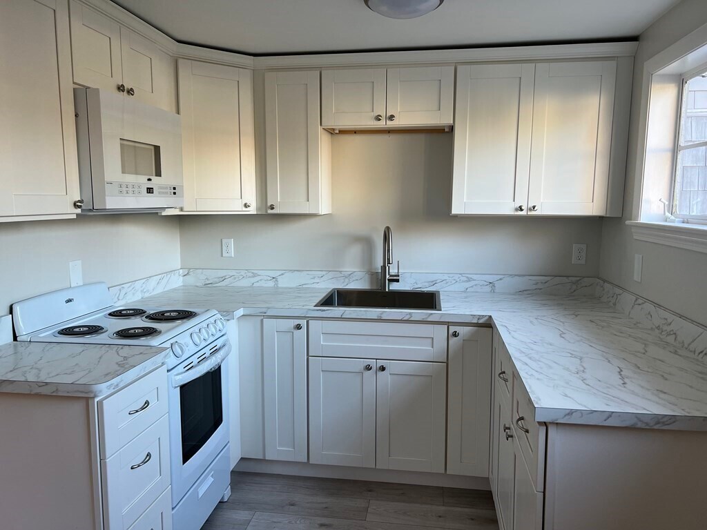 104 Pleasant St Unit 7A, Bridgewater, MA 02324 Room for Rent in