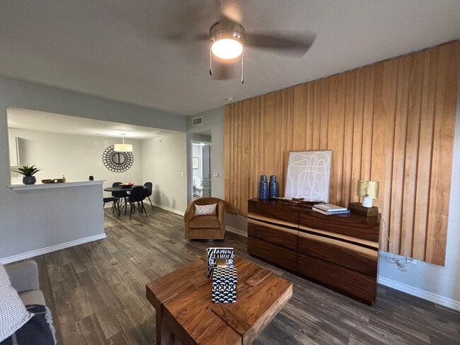 Building Photo - 4925 Cromwell Dr