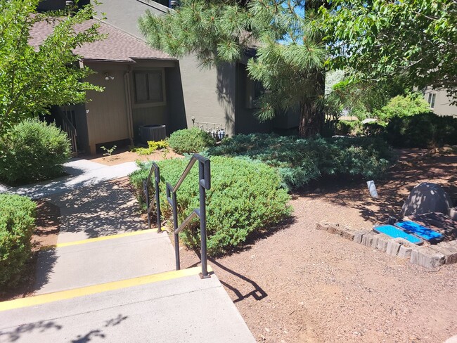 Building Photo - Beautiful 1 bedroom/ 1 bathroom Tanglewood...