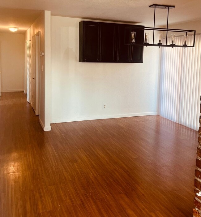 Building Photo - Spacious 4 BD/2 Bath in centrally located ...