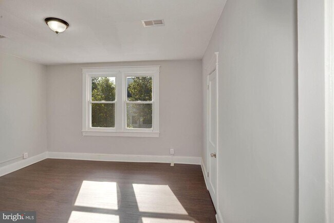 Building Photo - 1600 Isherwood St NE