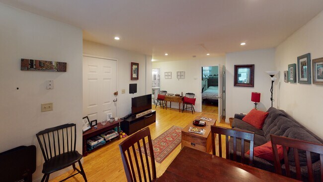 Building Photo - 6 Brimmer St