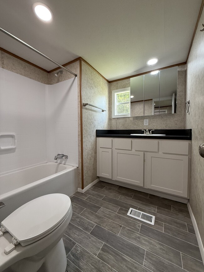 Building Photo - 344 Creek Rd