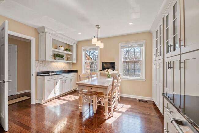 Foto del edificio - 4 Bedroom, 3.5 Bath Furnished Townhouse Available