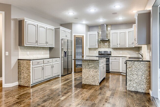 Foto del edificio - Must See Millard Home With 4 Car Garage & ...