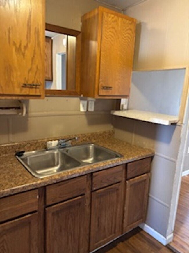 Foto del edificio - 3 bedroom, 1 bathroom Triplex: Martinsville