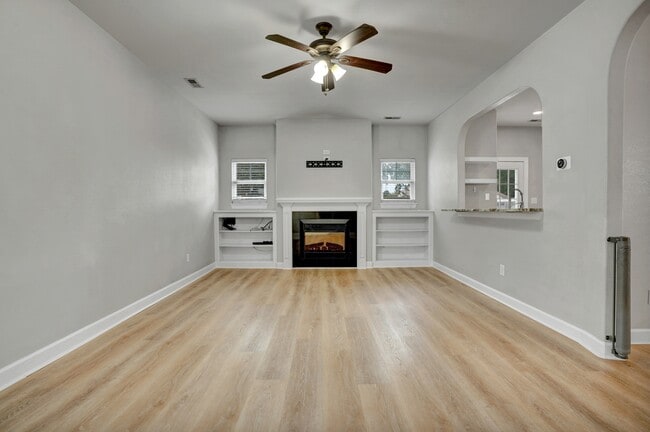 Foto del edificio - 211 Thalia Rd